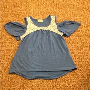 Cute cold shoulder shirt!!